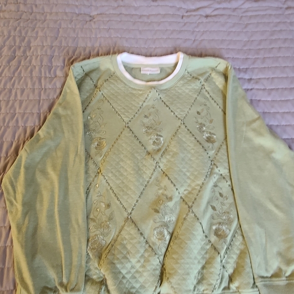 Alfred Dunner Quilted Green Top It doesn't have the size tag but it's large. - Picture 2 of 6